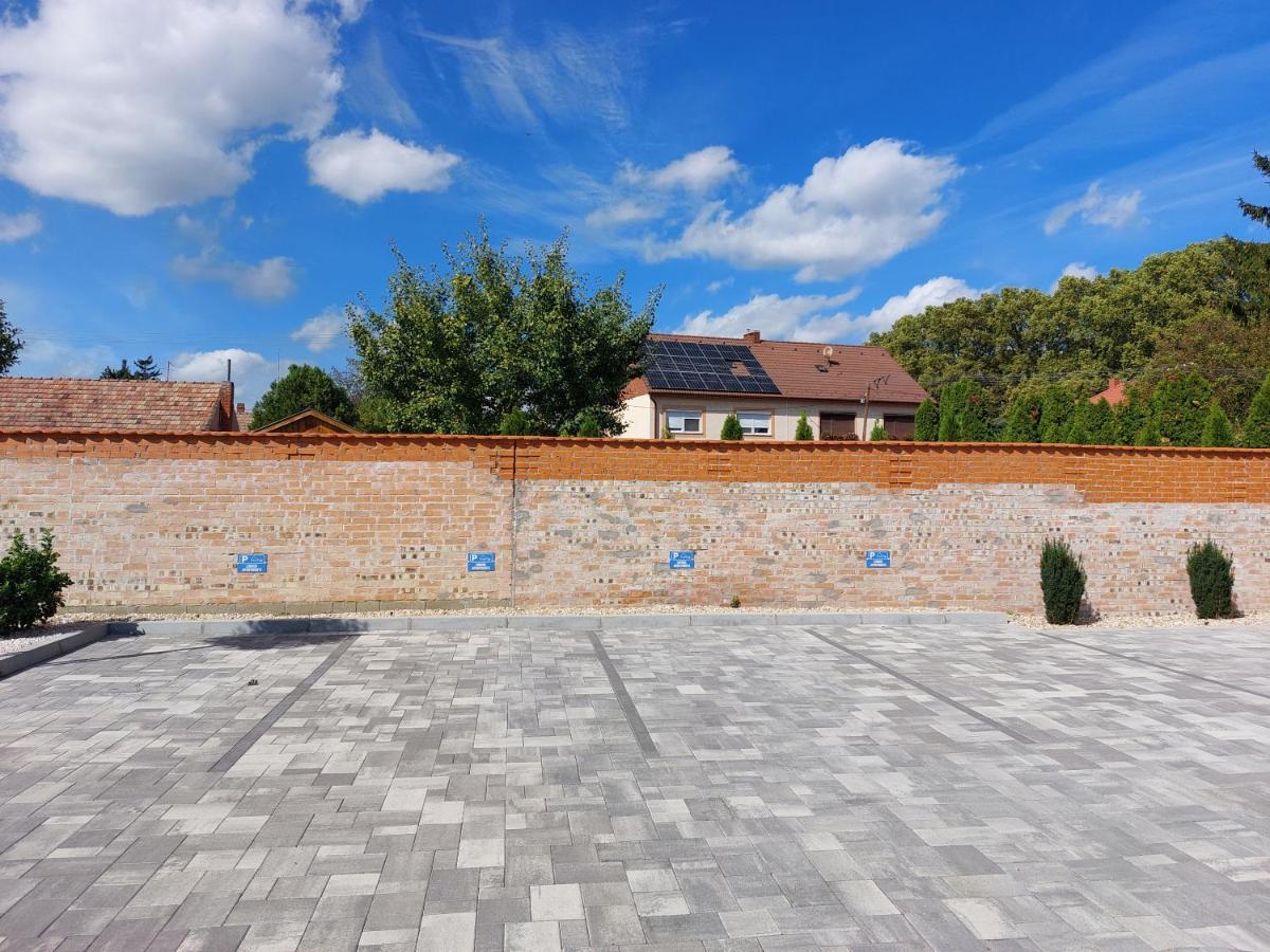 Linden Apartman 001 - Adults Only Mosonmagyaróvár Kültér fotó